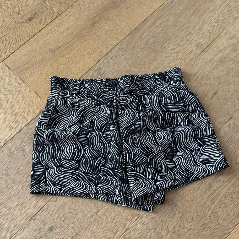a new day Black & White Zebra-Print Elastic Waist Shorts XSmall